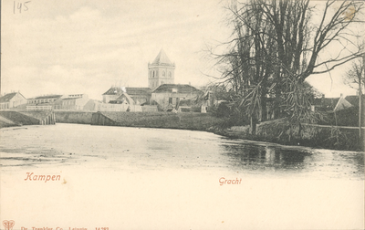 F000145 Stadsgracht ter hoogte van de Oranjesingel, op de achtergrond de Buitenkerk.