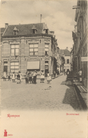 F000151 Op de voorgrond een gedeelte van de Botermarkt, rechts de Broederstraat.