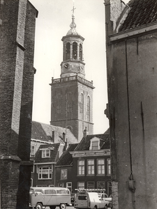F000152 De Nieuwe Toren tussen twee hoeken, links van de Broederkerk, rechts van een winkel.