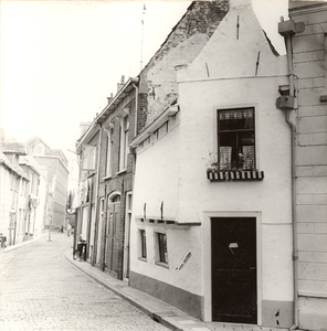 F000153 Botervatsteeg, op de voorgrond het kleinste huisje van Kampen. De steeg dankt zijn naam aan het huis 'het ...