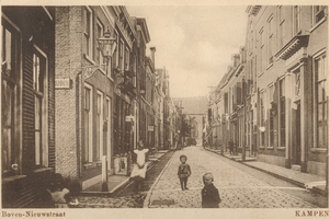 F000156 De Boven Nieuwstraat en aan het einde van de straat de Broederkerk, aan de linkerzijde (bij lantaarn) de Morrensteeg.