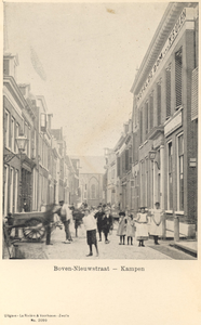 F000157 De Boven Nieuwstraat, aan het eind van de straat staat de Broederkerk, aan de rechterzijde Hotel 'de Dom van ...