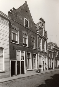 F000160 Viertal woonhuizen met de huisnummers 96 t/m 104 in de Boven Nieuwstraat, op nr. 100 de winkel van de heer De Ridder.