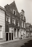 F000160 Viertal woonhuizen met de huisnummers 96 t/m 104 in de Boven Nieuwstraat, op nr. 100 de winkel van de heer de Ridder.