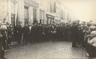 F000162 Leden van het korps van het Leger des Heils voor hun gebouw aan de Bovennieuwstraat nr. 33-35.