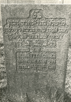 F004108 Grafsteen van Henriette Cohen, echtgenote van Koos Vos, overleden 25 mei/10 Siwan 5683 - H(ier is) b(egraven) ...