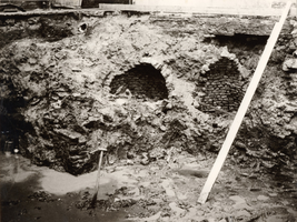 F000163 Bij de verbouwing in juni 1969 kwam een watergang onder het gebouw van het Leger des Heils aan de ...