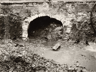 F000164 Bij de verbouwing in juni 1969 kwam een watergang onder het gebouw van het Leger des Heils aan de ...