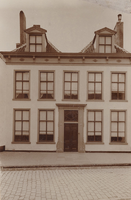 F000165 Voorgevel van het huis van mevrouw Lemker aan de Bovennieuwstraat nr. 72. Dit pand heeft gedeeltelijk dienst ...