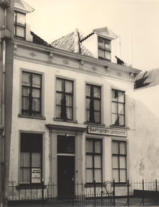 F000167 Voorgevel van het kerkgebouw van de Baptisten Gemeente aan de Bovennieuwstraat nr. 72.