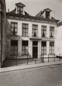 F000168 Gehele voorgevel van het kerkgebouw der Baptisten Gemeente aan de Bovennieuwstraat nr. 72.