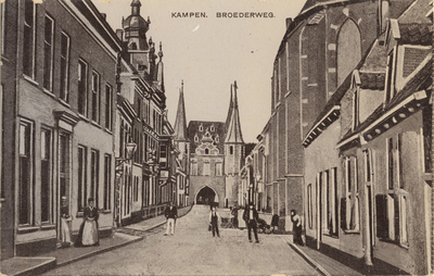 F000228 Broederweg met Doopsgezinde Kerk en het huidige gebouw van de Theologische Hogeschool, aan het eind van de ...