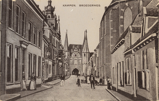 F000228 Broederweg met Doopsgezinde Kerk en het huidige gebouw van de Theologische Hogeschool, aan het eind van de ...