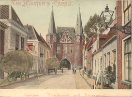 F000236 Stadsboerderijen met hooiwagens voor de deur aan de Broederweg, aan het eind van de straat de Broederpoort.