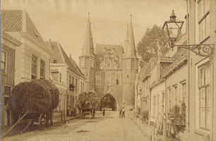 F000235 Stadsboerderijen met hooiwagens voor de deur aan de Broederweg, aan het eind van de straat de Broederpoort.
