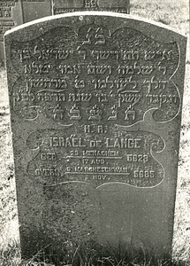 F004109 Grafsteen van Israël de Lange, geboren 17 augustus/29 Menachem 5628, overleden 8 november/9 Marcheschwan 5685 - ...