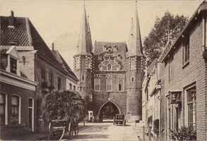 F000237 De Broederweg, aan het eind van de straat de Broederpoort, links van de straat een stadsboerderij met een ...