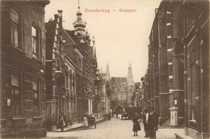 F000229 Broederweg met de Doopgezinde kerk (rechts) en het gebouw van de Theologische Hogeschool (links), aan het eind ...