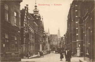 F000229 Broederweg met de Doopgezinde Kerk (rechts) en het gebouw van de Theologische Hogeschool (links). Aan het eind ...