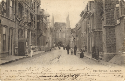 F000230 De Broederweg, links het gebouw van de Theologische Hogeschool, rechts de Doopsgezinde Kerk of Anna Kapel, aan ...