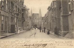 F000230 De Broederweg, links het gebouw van de Theologische Hogeschool, rechts de Doopsgezinde kerk of Anna kapel, aan ...