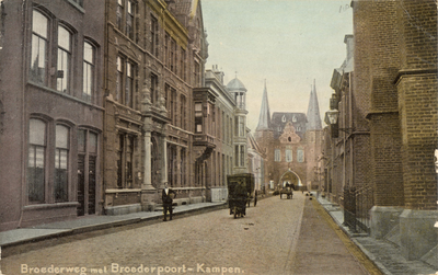 F000232 De Broederweg, links het gebouw van de Theologische Hogeschool, rechts de Doopsgezinde Kerk of Anna Kapel, aan ...