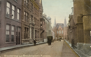 F000232 De Broederweg, links het gebouw van de Theologische Hogeschool, rechts de Doopsgezinde kerk of Anna kapel, aan ...