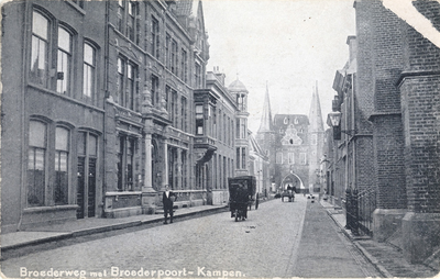 F000233 De Broederweg, links het gebouw van de Theologische Hogeschool, rechts de Doopsgezinde Kerk of Anna Kapel, aan ...