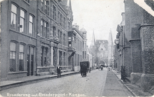 F000233 De Broederweg, links het gebouw van de Theologische Hogeschool, rechts de Doopsgezinde kerk of Anna kapel, aan ...