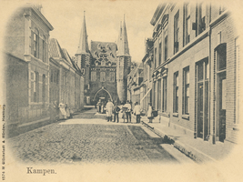 F000238 De Broederweg met aan het eind van de straat de Broederpoort.