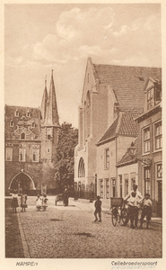 F000239 Broederweg met Broederpoort en de Nederlands Gereformeerde kerk (rechts).