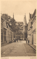 F000240 De Broederweg en de Broederpoort, aan de rechterzijde (bij de lantaarn) staat de Nederlands Gereformeerde kerk. ...