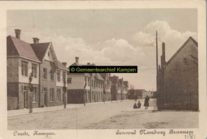 F001181 De Noordweg in de wijk Brunnepe, oudste vermelding is van 1507, de straat temidden van de twee huizenblokken ...