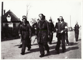 F008748 Twee dagen later kwamen nog twee Duitsers van Zalk uit de IJssel zwemmen. De Canadezen die in café De Kroon een ...