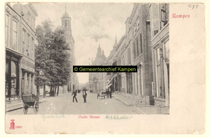 F001275 De Oudestraat, en links bij de bomen het pleintje de Plantage, even verder de Nieuwe Toren, rechts het Oude Raadhuis.