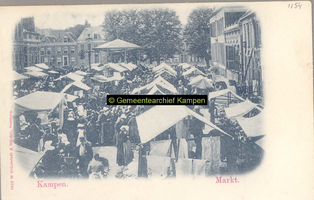 F001154 De Nieuwe Markt tijdens de wekelijkse markt, rechts het postkantoor (het lage gebouw in het midden). Op de ...