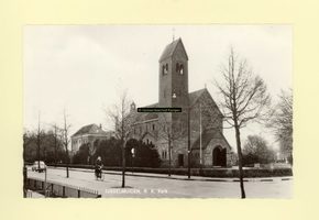F007700 R.K. Kerk met Pastorie op de hoek Burg. v. Engelenweg en OOsterholtseweg te IJsselmuiden.Rooms-katholieke kerk, ...