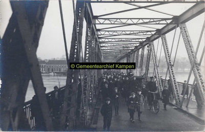 F002923 Vijfhonderd geinterneerde Belgische militairen marcheren over de IJsselbrug bij hun aankomst te Kampen.