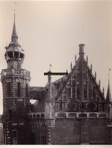 F001301 Bovenste gedeelte van de schepentoren en de zijgevel van het Oude Raadhuis aan de Voor- Oudestraatzijde, die ...