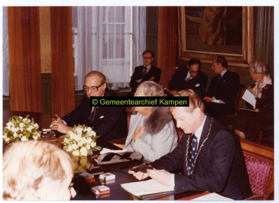 F004917 Werkbezoek van koningin Juliana aan Kampen; 1. H.J. Boelkens, kabinetschefvan de Commissaris der Koningin in ...