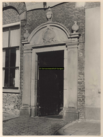 F001171 Poortje van handelsdrukkerij Schuttersmagazijn van P.A. Reijn aan de Nieuwe Markt nr. 8.