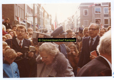 F004897 Werkbezoek van koningin Juliana aan Kampenvoor het stadhuis te midden van het publiek.