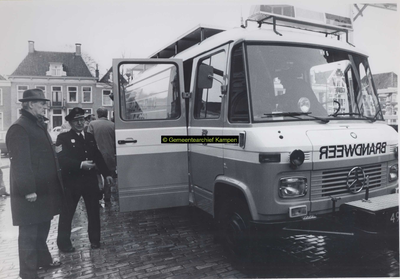 F007274 Auto van de brandweer op de Nieuwe Markt.Zie Kamper Nieuwsblad 27-11-1976. Voor verdere gegevens betreffende S. ...