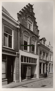 F000800 Winkel/woonhuis aan de Geerstraat nr. 34 met trapgevel en muurankers, boven het zoldervenster een gevelsteen ...
