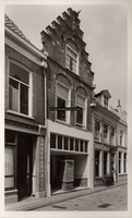 F000800 Winkel/woonhuis aan de Geerstraat nr. 34 met trapgevel en muurankers, boven het zoldervenster een gevelsteen ...