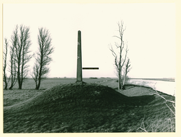 F008657 Gedenknaald voor J.C. baron van Haersolte op de Mandjeswaard. Het monument stamt uit 1881 en staat aan de oever ...