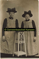 F005597 Mina Mulder (l.) en Dirkje van der Weerd (r.) in het winteruniform van het Burgerweeshuis.