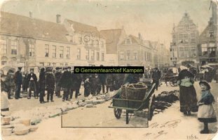 F001162 De Nieuwe Markt tijdens de wekelijkse markt en de Gasthuisstraat. Aan de linker zijde van de markt hotel het ...