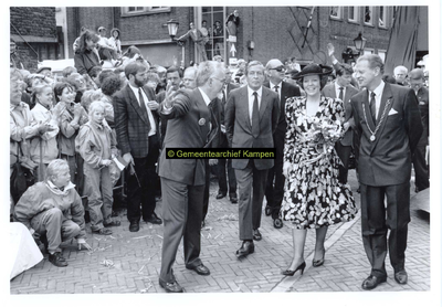 F004984 Bezoek van de Koninklijke familie; bijde rondwandeling van de Koninklijke familie ter plaatse van de IJsselkade.