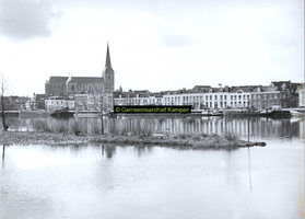 F005736 Bovenkerk en de IJsselkade.